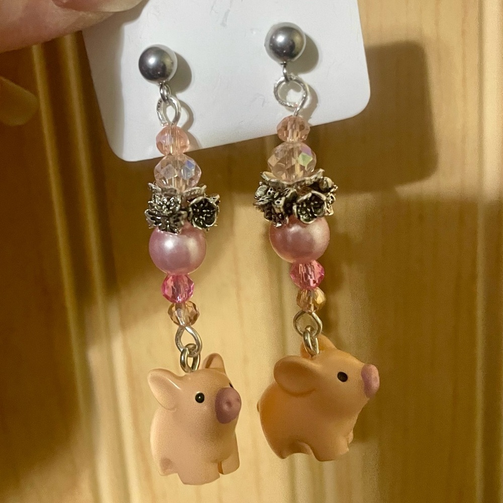 Miss Piggy Dangle Earrings with Pink Beads - Picture 4 of 6